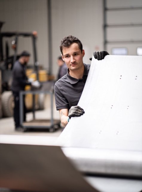 Металлообработка: сотрудник на производстве