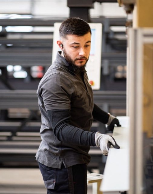 Металлообработка: оператор у оборудования