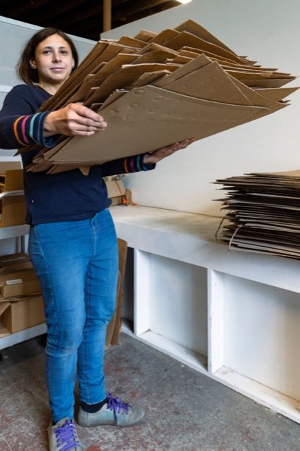 Производство упаковки: сотрудница с заготовками