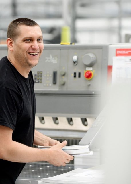 Полиграфия: сотрудник у оборудования